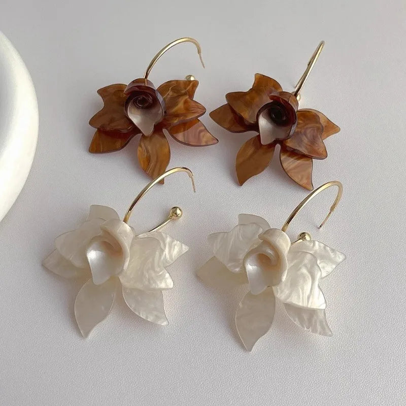 2025 New Trendy White Brown Resin Flower Hoop Earrings for Women Fashion Gardenia Earings Statement Jewelry Party Wedding Gifts