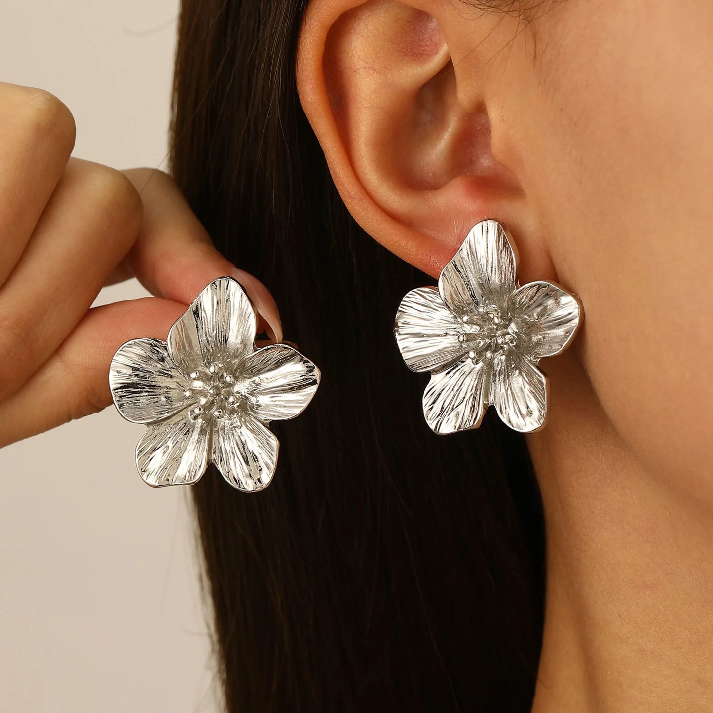 2025 New Trendy White Brown Resin Flower Hoop Earrings for Women Fashion Gardenia Earings Statement Jewelry Party Wedding Gifts
