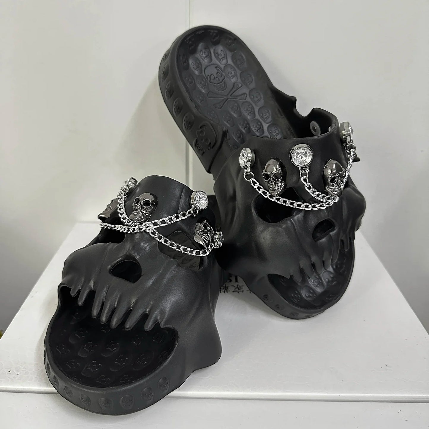 Punk Metal Skull Slippers Summer Men Slippers Novelty Outdoor Clogs Beach Sandals Non-slip Indoor Home Slides Couples Shoes 47