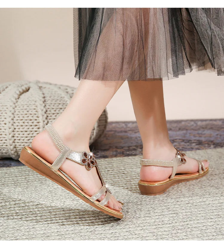 Women Flat Shoes Summer Luxury Designer Rhinestone Sandals Diamond Elegant Glitter Beach Sandals Black Silver Gold Sandals