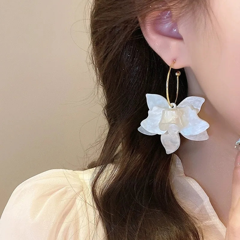 2025 New Trendy White Brown Resin Flower Hoop Earrings for Women Fashion Gardenia Earings Statement Jewelry Party Wedding Gifts