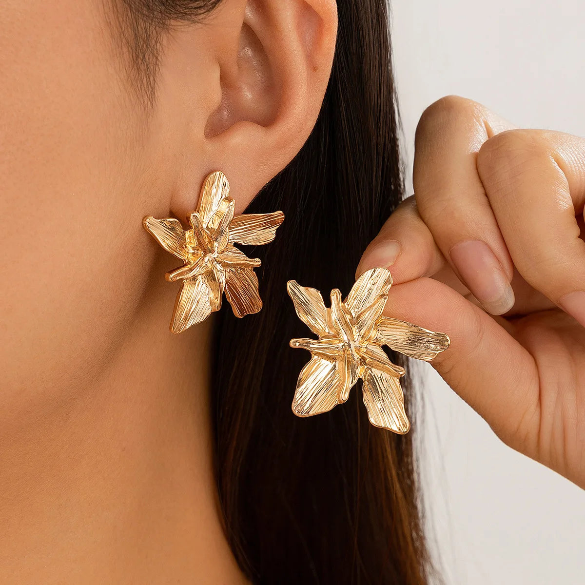2025 New Trendy White Brown Resin Flower Hoop Earrings for Women Fashion Gardenia Earings Statement Jewelry Party Wedding Gifts