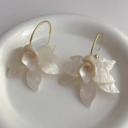 2025 New Trendy White Brown Resin Flower Hoop Earrings for Women Fashion Gardenia Earings Statement Jewelry Party Wedding Gifts