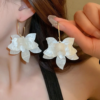 2025 New Trendy White Brown Resin Flower Hoop Earrings for Women Fashion Gardenia Earings Statement Jewelry Party Wedding Gifts