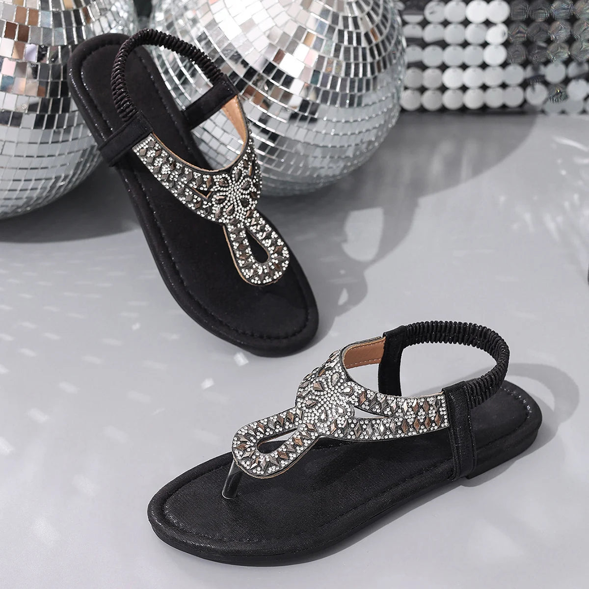 Shiny Crystal Clip Toe Flat Sandals Women 2025 Summer Bohemia Style Beach Sandals Woman Lightweight Outdoor Flip Flops Mujer
